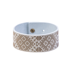 Weißes Lederarmband mit lettischem Zeichenmotiv, 3 cm